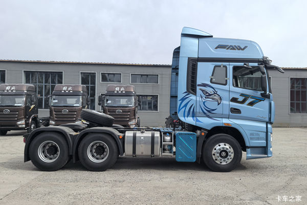  王者登场创领未来｜解放J7创领版 6X4硬核牵引，劲擎奔赴