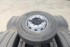 解放J7 领航版 13.2L柴油 640马力 6X4 一汽解放12档 高顶 牵引车