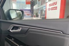 庆铃 五十铃T30探险家 2024款 舒享版 3.0T柴油 143马力 四驱 手动双排皮卡