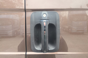 һ�����J6L ��Ӣ�� 5.7L���� 290���� 4X2 ��ʿ��8�� �߶� 6.75�������ػ���ͼƬ