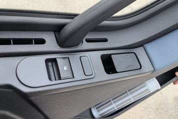 һ�����J6L ��Ӣ�� 5.7L���� 290���� 4X2 ��ʿ��8�� �߶� 6.75�������ػ���ͼƬ