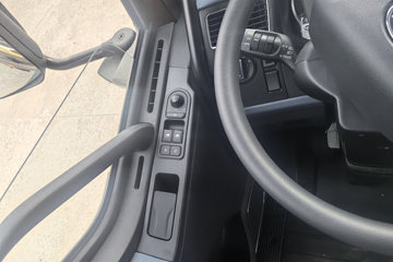 һ�����J6L ��Ӣ�� 5.7L���� 290���� 4X2 ��ʿ��8�� �߶� 6.75�������ػ���ͼƬ