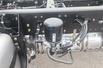 һ�����J6L ��Ӣ�� 5.7L���� 290���� 4X2 ��ʿ��8�� �߶� 6.75�������ػ���ͼƬ