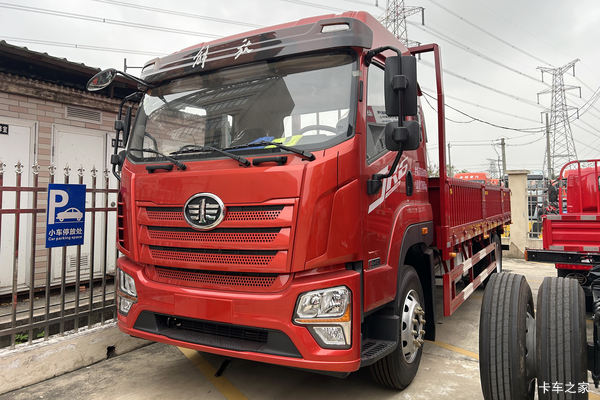 青岛解放 JK6中卡 240马力 4X2 6.8米栏板载货车