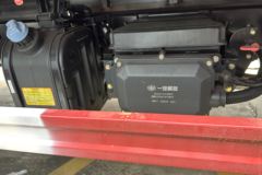 青岛解放 JK6中卡 240马力 4X2 6.8米栏板载货车