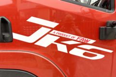 青岛解放 JK6中卡 240马力 4X2 9.78米厢式载货车