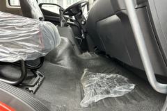 青岛解放 JK6中卡 240马力 4X2 9.78米厢式载货车