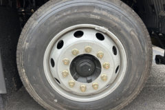 青岛解放 JK6中卡 240马力 4X2 9.78米厢式载货车