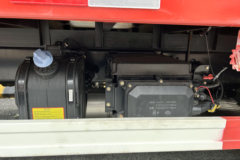 青岛解放 JK6中卡 240马力 4X2 9.78米厢式载货车