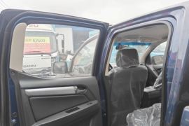 五十铃T28&nbsp;皮卡驾驶室                                               图片