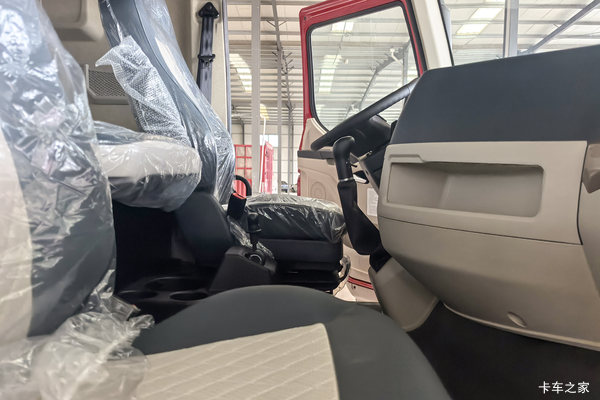 东风柳汽 乘龙H5 240马力 4X2 6.8米仓栅式载货车