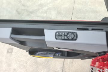 ���������콢KX ����ҫ�� 15.5L LNG 630���� 6X4 ����14�� ǣ����ͼƬ