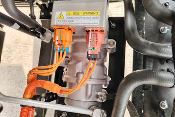 ���ǵ�T5EV ��ҵ�� 4.5T 4.03�׵��Ŵ��綯��ʽ�Ῠ100kWhͼƬ