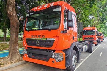 重汽HOWO TX7 4.6L柴油 245马力 4X2 中国重汽8档 7.8米排半厢式载货车