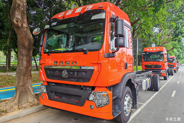 重汽HOWO TX7 4.6L柴油 245马力 4X2 中国重汽8档 7.8米排半厢式载货车