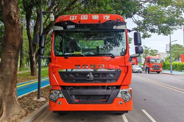 重汽HOWO TX7 4.6L柴油 240马力 4X2 中国重汽8档 10米排半厢式载货车