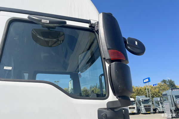 中国重汽 汕德卡SITRAK G5重卡 330马力 4X2 6.8米厢式载货车