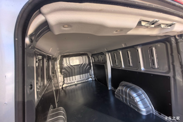 购乐福PLUS电动封闭厢货 享高达0.3万优惠