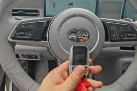 R5客运版&nbsp;电动封闭厢货驾驶室图片