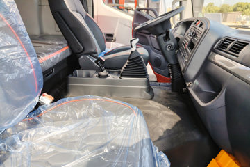 ŷ������ 4.5L���� 240���� 4X2 ��ʿ��8�� 9.8����ʽ�ػ���ͼƬ