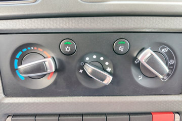 ŷ������ 4.5L���� 240���� 4X2 ��ʿ��8�� 9.8����ʽ�ػ���ͼƬ