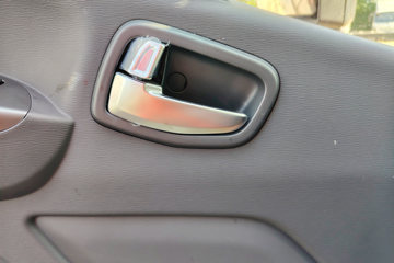 ŷ������ 4.5L���� 240���� 4X2 ��ʿ��8�� 9.8����ʽ�ػ���ͼƬ