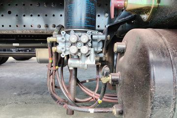 ŷ������ 4.5L���� 240���� 4X2 ��ʿ��8�� 9.8����ʽ�ػ���ͼƬ