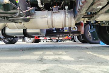ŷ������ 4.5L���� 240���� 4X2 ��ʿ��8�� 9.8����ʽ�ػ���ͼƬ