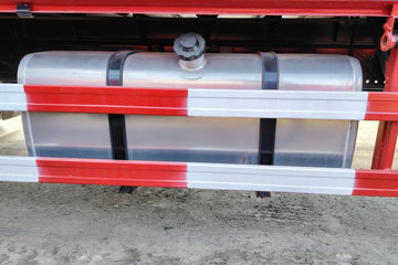 ŷ������ 4.5L���� 240���� 4X2 ��ʿ��8�� 9.8����ʽ�ػ���ͼƬ