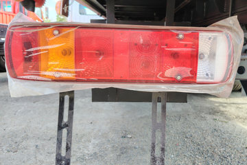ŷ������ 4.5L���� 240���� 4X2 ��ʿ��8�� 9.8����ʽ�ػ���ͼƬ