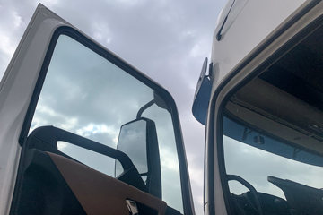 �������KR PLUS 2025�� 7L���� 330���� 4X2 ��ʿ��10�� 9.6����ʽ�ػ���ͼƬ