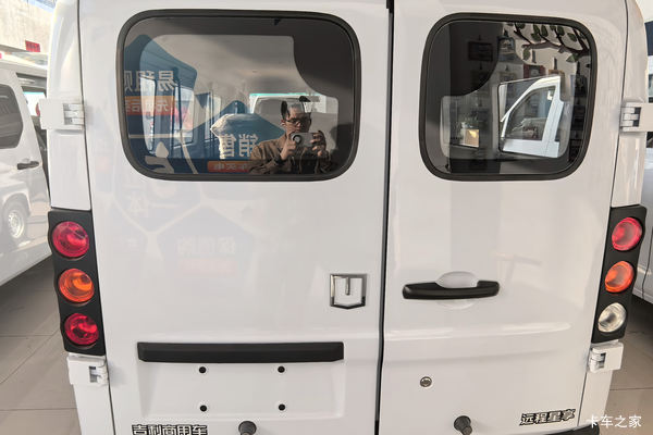 购星享V6E功能版电动封闭厢货 享高达0.2万优惠