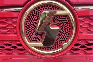 �����ؿ����� ݼӢ�� 4.5L���� 240���� 4X2 ��ʿ��8�� 9.8����������ʽ�ػ���ͼƬ