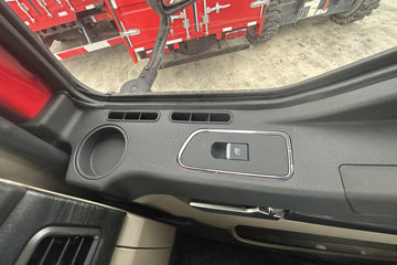 �����ؿ����� ݼӢ�� 4.5L���� 240���� 4X2 ��ʿ��8�� 9.8����������ʽ�ػ���ͼƬ