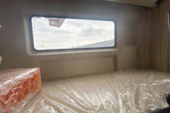 陕汽重卡龙骥 菁英版 4.5L柴油 240马力 4X2 法士特8档 9.8米翼开启厢式载货车