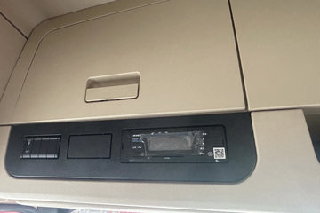 �����ؿ����� ݼӢ�� 4.5L���� 240���� 4X2 ��ʿ��8�� 9.8����������ʽ�ػ���ͼƬ