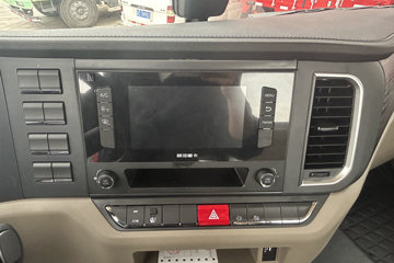 �����ؿ����� ݼӢ�� 4.5L���� 240���� 4X2 ��ʿ��8�� 9.8����������ʽ�ػ���ͼƬ