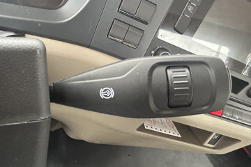 �����ؿ����� ݼӢ�� 4.5L���� 240���� 4X2 ��ʿ��8�� 9.8����������ʽ�ػ���ͼƬ