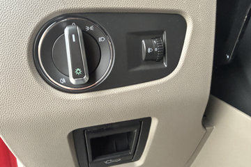 �����ؿ����� ݼӢ�� 4.5L���� 240���� 4X2 ��ʿ��8�� 9.8����������ʽ�ػ���ͼƬ