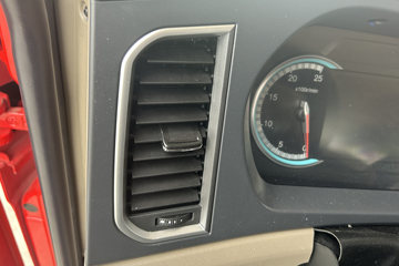 �����ؿ����� ݼӢ�� 4.5L���� 240���� 4X2 ��ʿ��8�� 9.8����������ʽ�ػ���ͼƬ