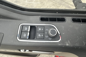 �����ؿ����� ݼӢ�� 4.5L���� 240���� 4X2 ��ʿ��8�� 9.8����������ʽ�ػ���ͼƬ