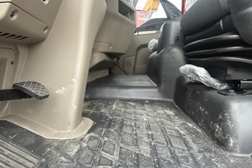 �����ؿ����� ݼӢ�� 4.5L���� 240���� 4X2 ��ʿ��8�� 9.8����������ʽ�ػ���ͼƬ