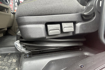 �����ؿ����� ݼӢ�� 4.5L���� 240���� 4X2 ��ʿ��8�� 9.8����������ʽ�ػ���ͼƬ