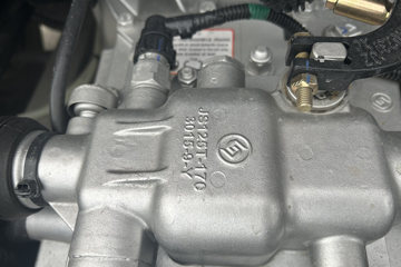 �����ؿ����� ݼӢ�� 4.5L���� 240���� 4X2 ��ʿ��8�� 9.8����������ʽ�ػ���ͼƬ