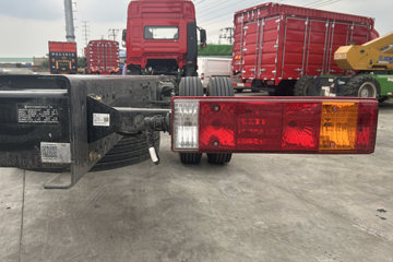 �����ؿ����� ݼӢ�� 4.5L���� 240���� 4X2 ��ʿ��8�� 9.8����������ʽ�ػ���ͼƬ