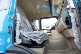 HOWO TX EV&nbsp;电动牵引车驾驶室图片