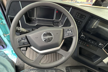 惊蛰&nbsp;电动牵引车驾驶室图片