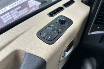 惊蛰&nbsp;电动牵引车驾驶室图片