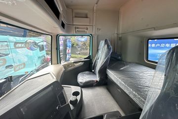 惊蛰&nbsp;电动牵引车驾驶室图片