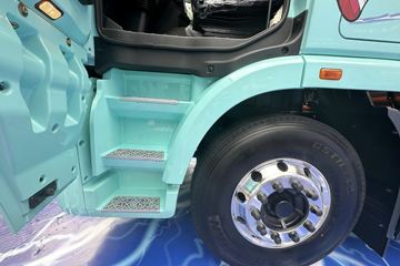 惊蛰&nbsp;电动牵引车驾驶室图片